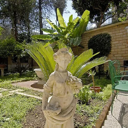 فندق مبيت وإفطار Tiburtina Garden 4*