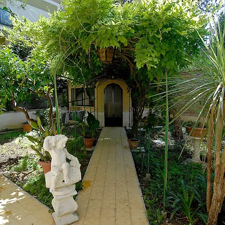 فندق مبيت وإفطار Tiburtina Garden