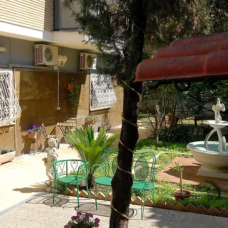 فندق مبيت وإفطار Tiburtina Garden 4*